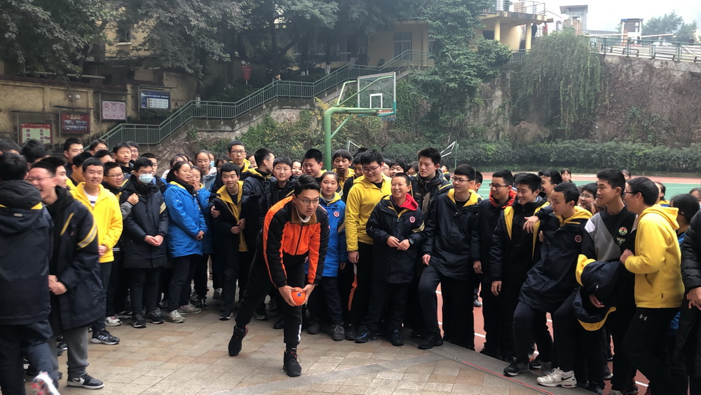 周益譞老师投掷实心球 7_调整大小.jpg